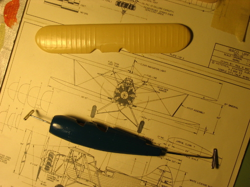 Waco UPF-7 in 1/72 scale
This model will represent a 1941 vintage training aircraft. The picture shows how I begin sculpting the wing and fuselage. 
