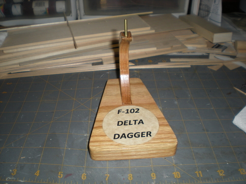 dagger018
Base is built from red oak.  The label is printed on parchment card stock.  Coated with polyurethane.  Brass pin to support the model.
Keywords: F-102 Delta Dagger century jets cookup