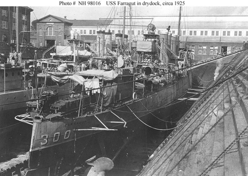 Clemson class stern
 USS Farragut (DD-300)

In dry dock, circa 1925, with a sister ship alongside.
Note depth charge racks on her stern.

Photograph from the Albert Chamberlain photo album, donated by Colonel Carl Mahakian, USMCR, 1975.

U.S. Naval Historical Center Photograph.
